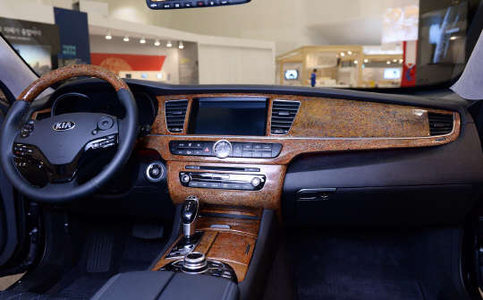 옻칠 공예로 실내 장식한 K9 퀀텀. <기아자동차 제공>